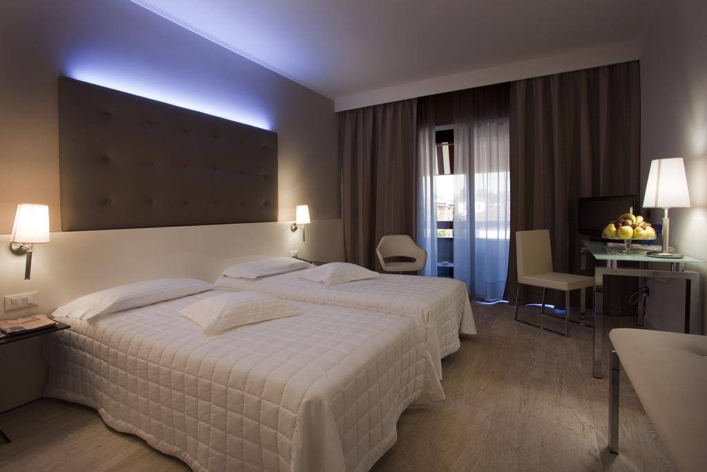 Hotel Desenzano Desenzano del Garda Habitación foto
